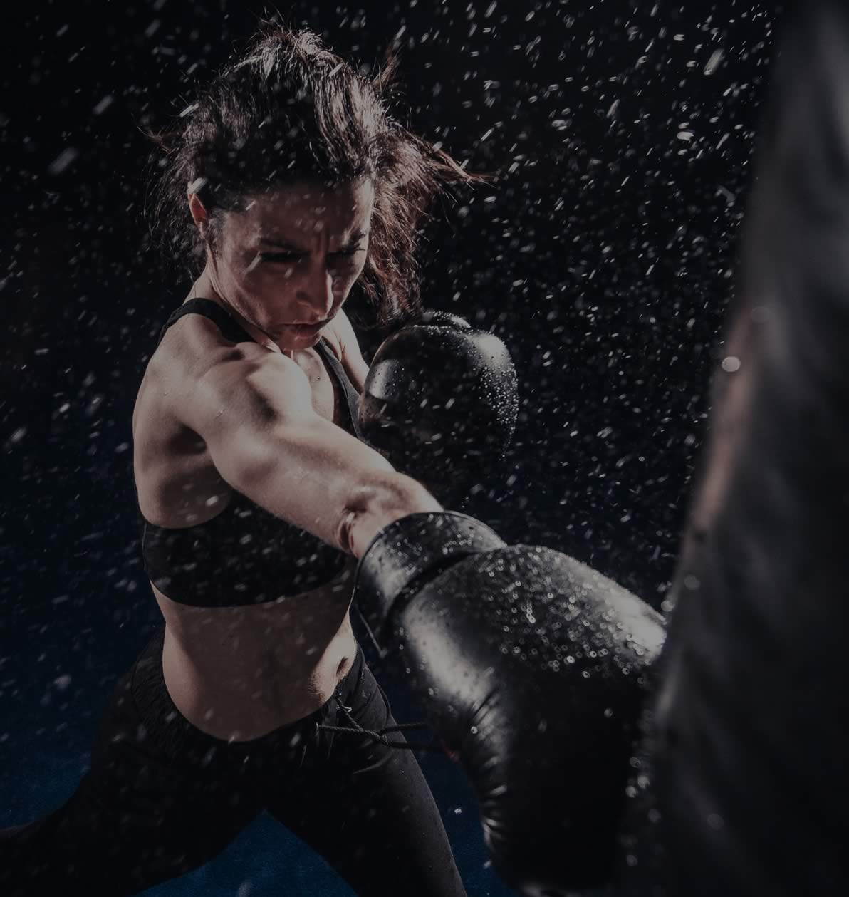 Boxeur en plein combat avec gants rouges