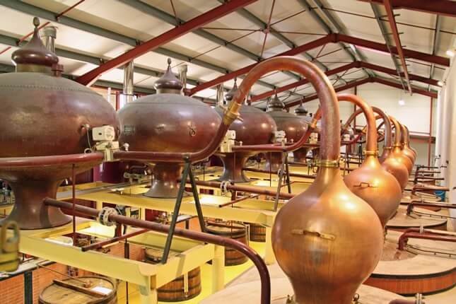 Alambics en cuivre de la distillerie de cognac des Vignerons d’Oléron