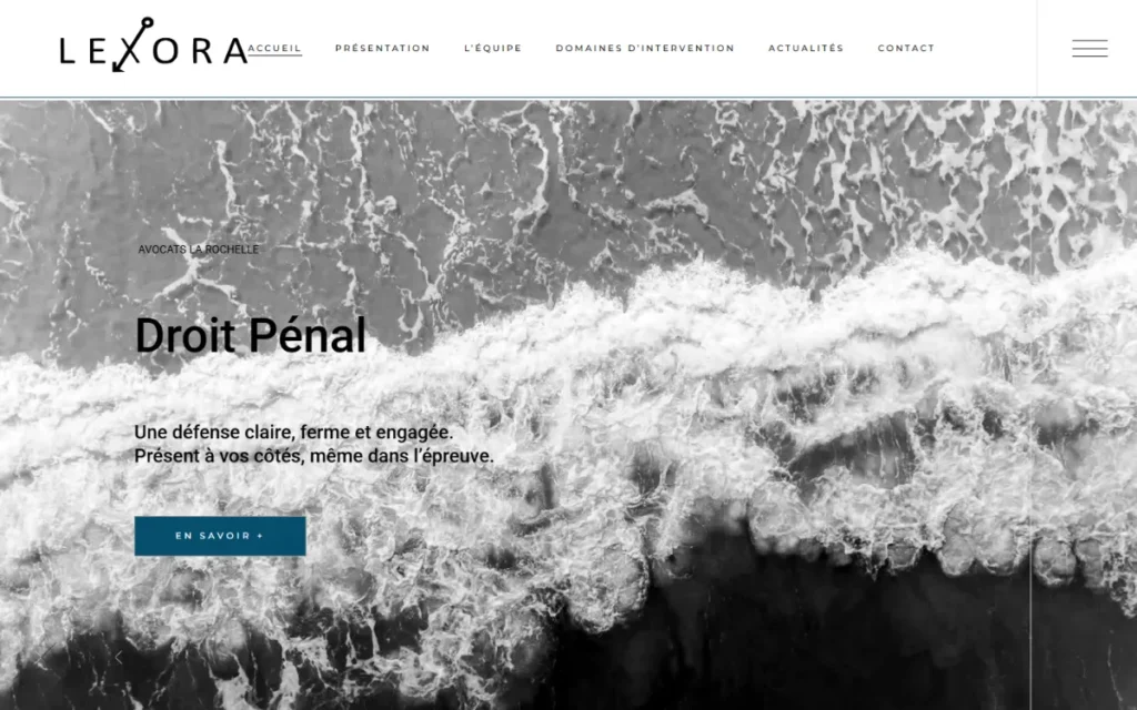 Page d'accueil du site lexora-avocats.fr : menu, domaines d'intervention et visuel noir et blanc