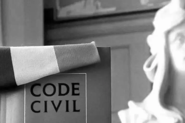 Code civil et buste en plâtre : photographie noir et blanc du site Lexora Avocats
