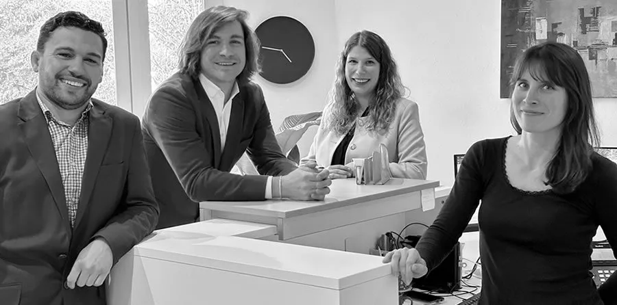 Les avocats du cabinet Lexora réunis au cabinet, à La Rochelle
