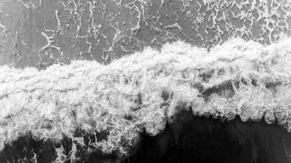 Vagues de l'océan en noir et blanc, visuel signature du site Lexora Avocats
