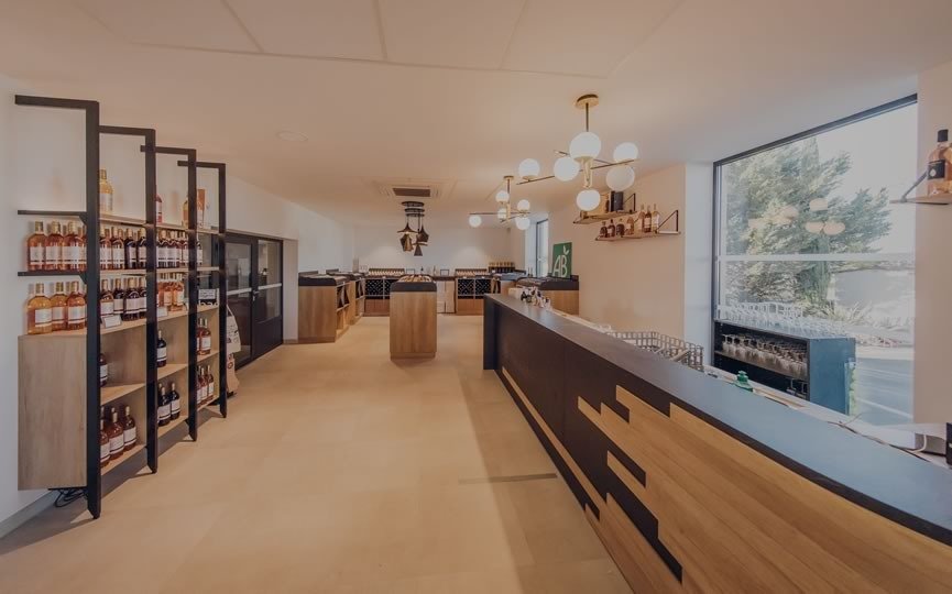Magasin des Vignerons d’Oléron : comptoir de dégustation et rayonnages de pineaux, cognacs et vins bio
